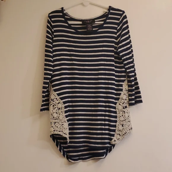 Super soft embroidered shirt - Picture 1 of 3